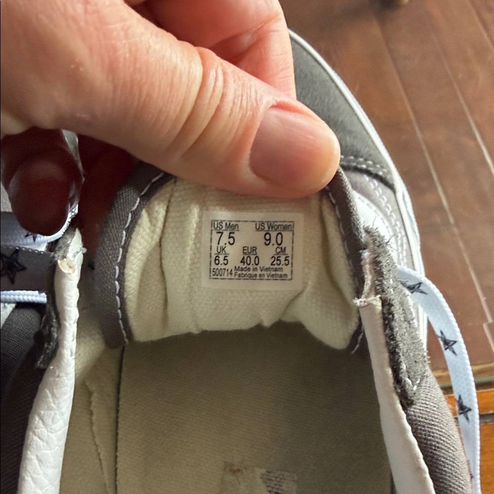 Women’s 9 Vans Old Skool Skate Shoe in Grey and White - Picture 6 of 8